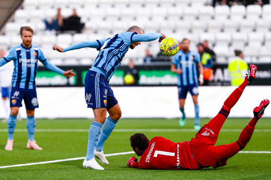 Djurgårdens Marcus Danielson och målvakt Andreas Isaksson
