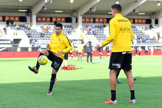 Häckens Paulinho värmer upp innan fotbollsmatchen i