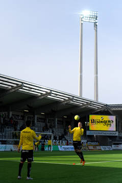 Häckens Viktor Lundberg värmer upp innan fotbollsmatchen