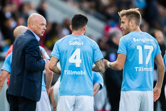 Malmö FFs tränare Uwe Rösler  i samtal med Behrang