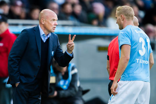 Malmö FFs tränare Uwe Rösler  i samtal med Franz Brorsson