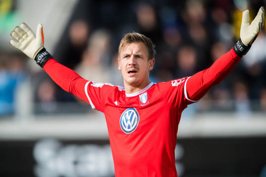 Malmö FFs målvakt Johan Dahlin reagerar