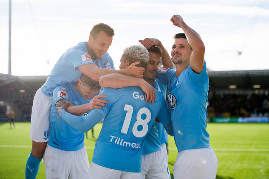 Malmö FFs spelare jublar med Romain Gall