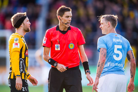 Domaren i samtal med Häckens Rasmus Lindgren och Malmö