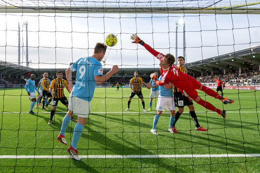 Malmö FFs Markus Rosenberg nickar undan en boll jämte