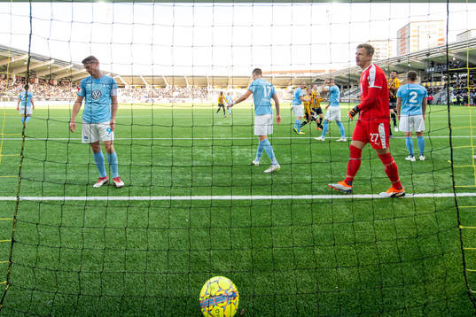 Malmö FFs Markus Rosenberg och målvakt Johan Dahlin deppar