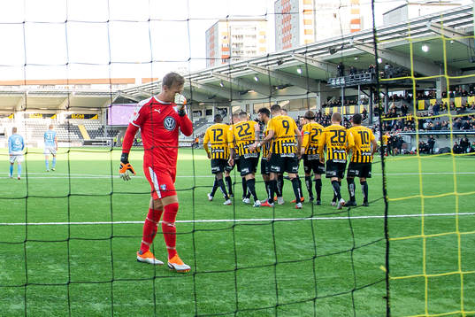 Malmö FFs målvakt Johan Dahlin deppar