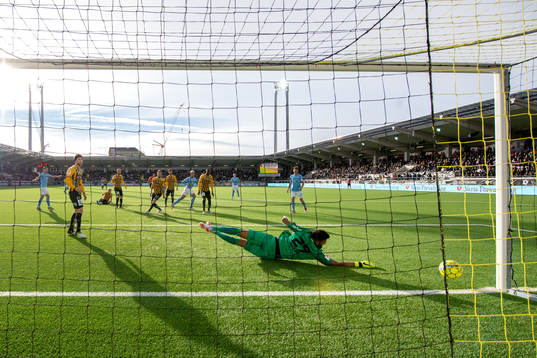 Malmö FFs Romain Gall gör 0-1 bakom Häckens målvakt