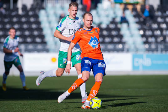 Ole Erik Midtskogen of HamKam and Aron Elís Thrándarson