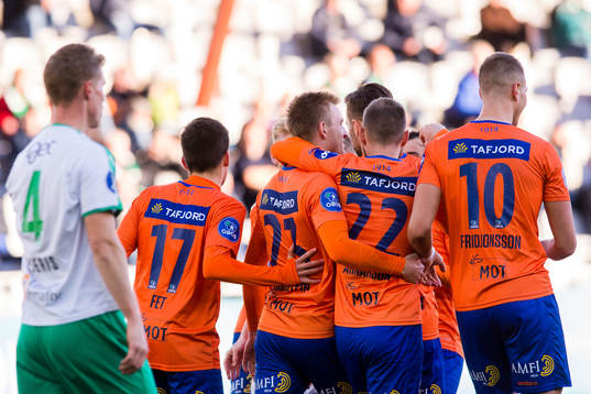 Players of Aalesund celebrates with Torbjørn Agdestein of