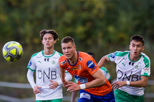 Hólmbert Fridjónsson of Aalesund and Nicholas Mickelson