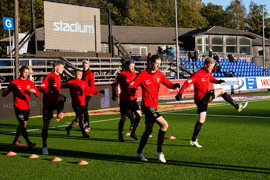 Brommapojkarnas spelare värmer upp innan fotbollsmatchen i