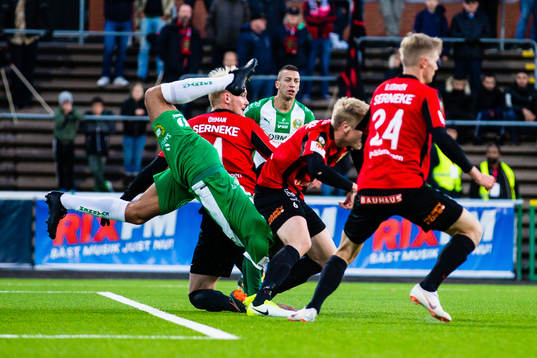 Hammarbys Imad Khalili faller i en nickduell