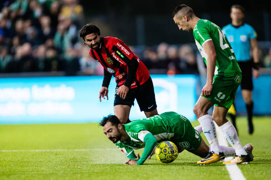 Hammarbys Jiloan Hamad fälls av Brommapojkarnas Alexander