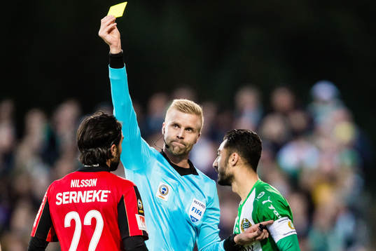 domare Glenn Nyberg delar ut en varning till