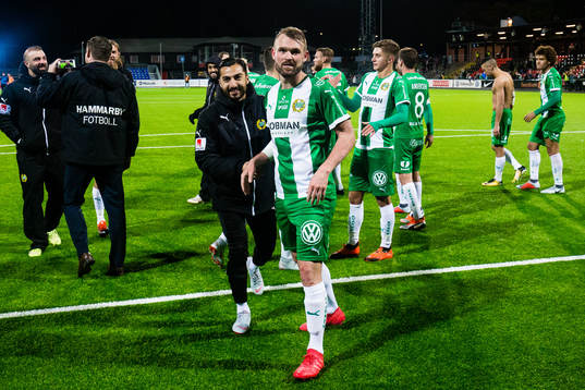 Hammarbys Mads Fenger Nielsen jublar med Jiloan Hamad