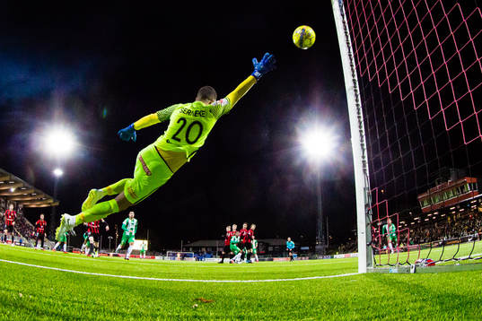 Hammarbys Mads Fenger Nielsen gör 2-3 på en frispark