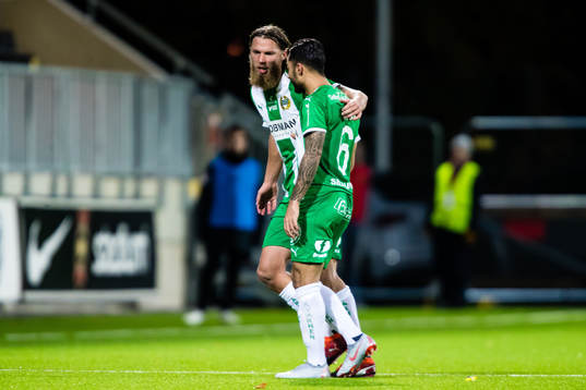 Hammarbys Jiloan Hamad blir utbytt och manas på av Björn