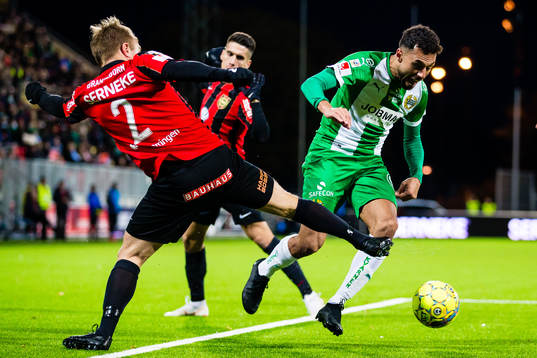 Hammarbys Imad Khalili i kamp om bollen med Brommapojkarnas