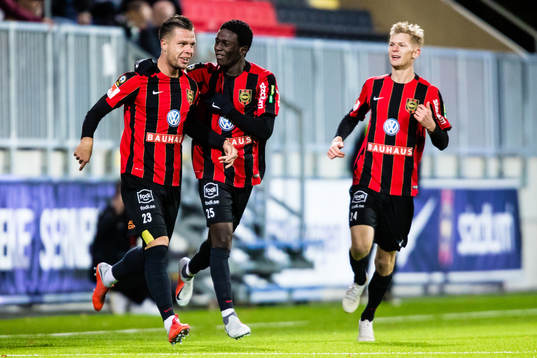 Brommapojkarnas Erik Figueroa jublar med Jack Lahne