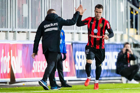 Brommapojkarnas Erik Figueroa gör high five med tränare