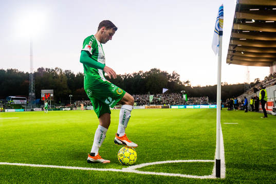 Hammarbys Jeppe Andersen förbereder sig för en hörna