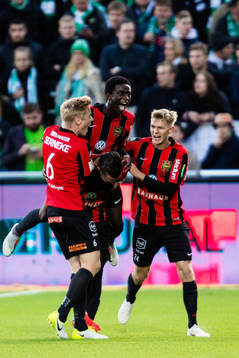 Brommapojkarnas Jack Lahne jublar med Gustav Sandberg