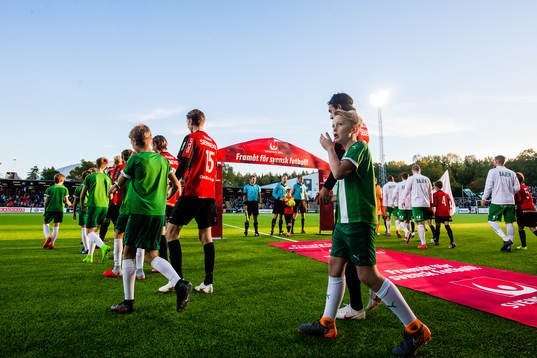 Brommapojkarnas och Hammarbys spelare för entré på