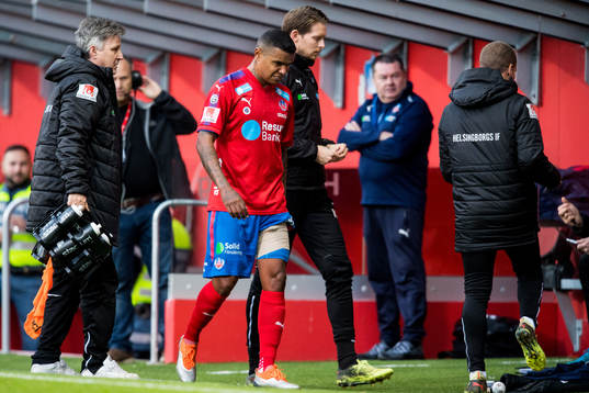 Helsingborgs Wanderson Do Carmo lämnar planen skadad