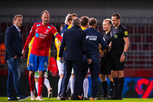 Falkenbergs spelare i samtal med domaren