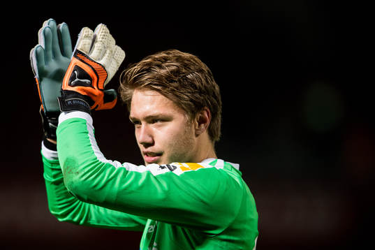 Helsingborgs målvakt Kalle Joelsson tackar publiken