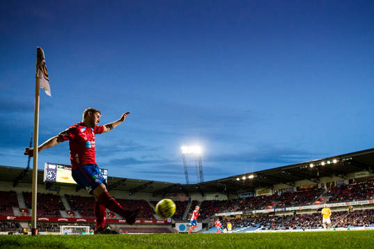 Helsingborgs Darijan Bojanic slår en hörna