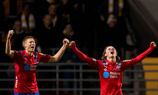 Helsingborgs Markus Holgersson och Max Svensson jublar