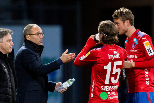 Helsingborgs tränare Per-Ola Ljung i samtal med Rasmus