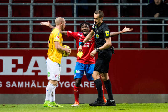 Helsingborgs Mamudu Moro protesterar mot domare Victor Wolf