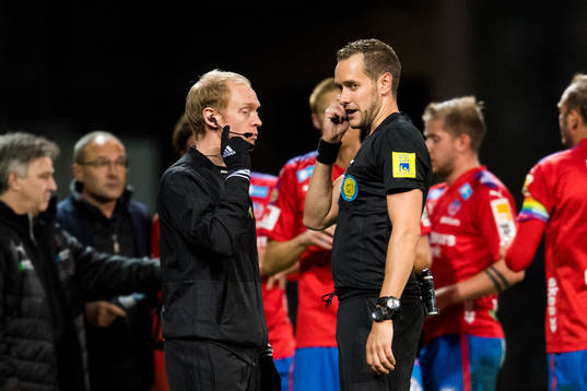 Domare Victor Wolf i samtal med fjärdedomare Per Melin