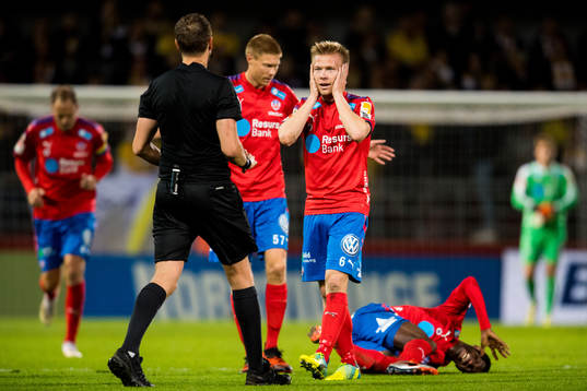Helsingborgs Andreas Landgren reagerar mot domare Victor
