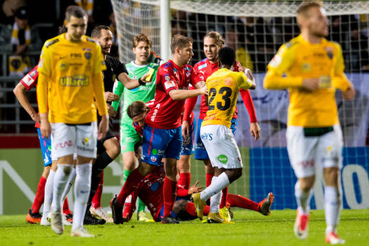 Helsingborgs Darijan Bojanic knuffar Falkenbergs Enock