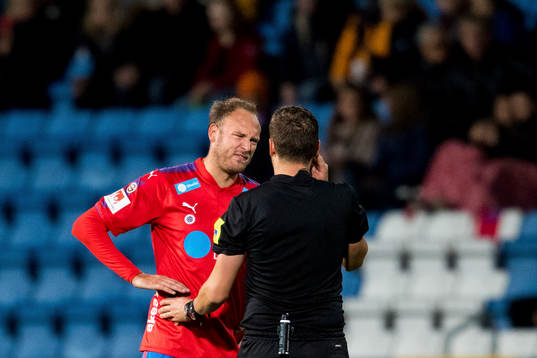 Helsingborgs Andreas Granqvist i samtal med domare Victor