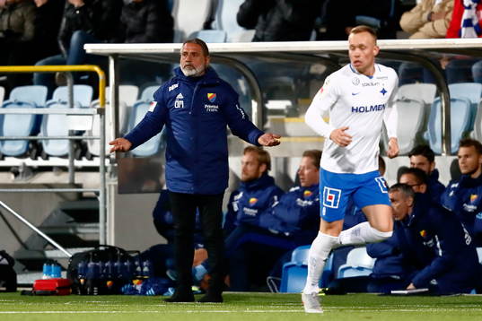 Djurgårdens tränare Özcan Melkemichel reagerar