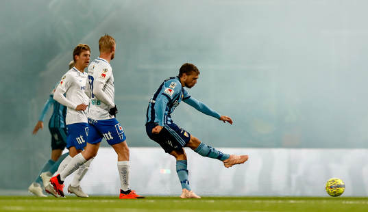 Spel i rök av pyroteknik och bengaler från Djurgårdens