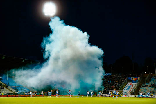 Pyroteknik, bengaler, rök från Djurgårdens supporters
