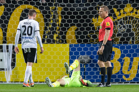 Domare Johan Krantz och Örebros Filip Rogic ser på medans
