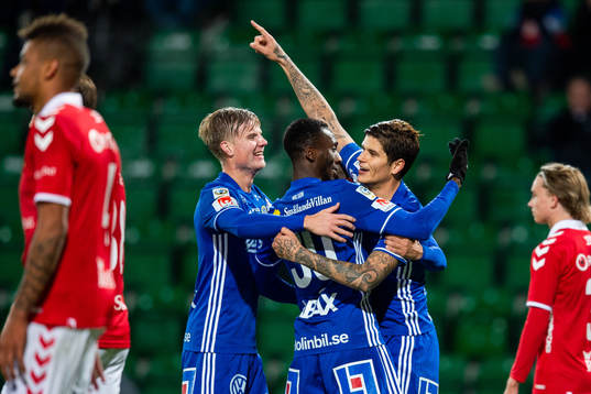 Sundsvalls David Batanero blir omkramad av Eric Björkander