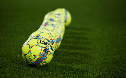 Bollar ligger på rad innan fotbollsmatchen i Allsvenskan