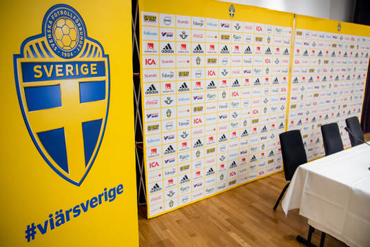 Svenska fotbollförbundets logotyp på en vepa före en