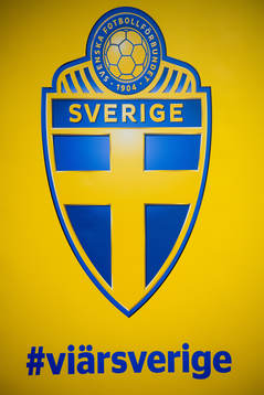 Svenska fotbollförbundets logotyp på en vepa före en