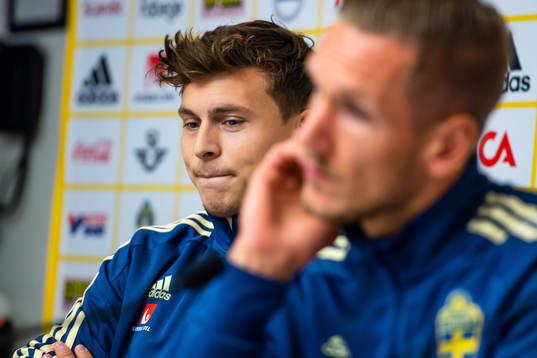 Sveriges målvakt Robin Olsen och Victor Nilsson Lindelöf