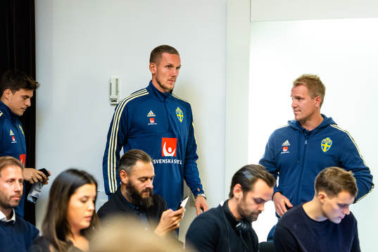 Sveriges målvakt Robin Olsen och Victor Nilsson Lindelöf