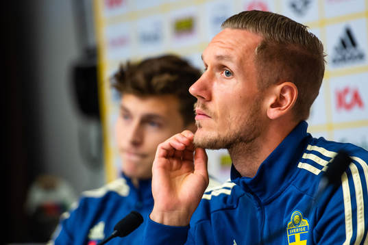 Sveriges målvakt Robin Olsen och Victor Nilsson Lindelöf